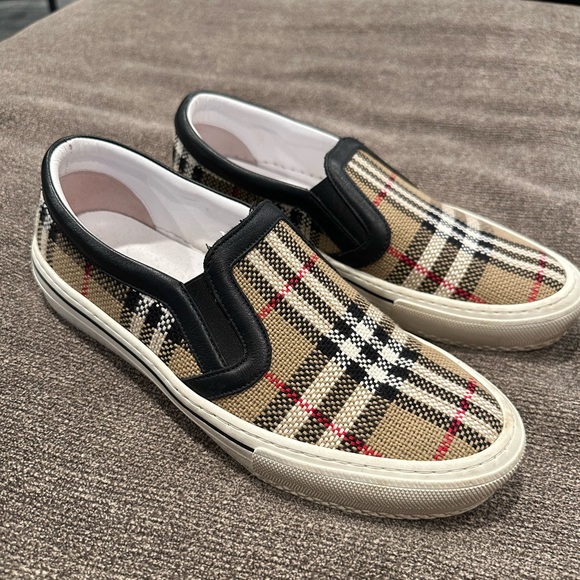 Burberry Sneakers - Picture 2 of 7